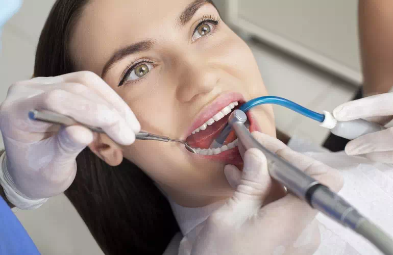Kobieta podczas wizyty u dentysty